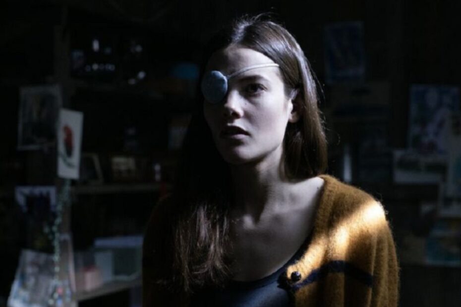 The Girl in the Mirror. Imagine: personaj principal