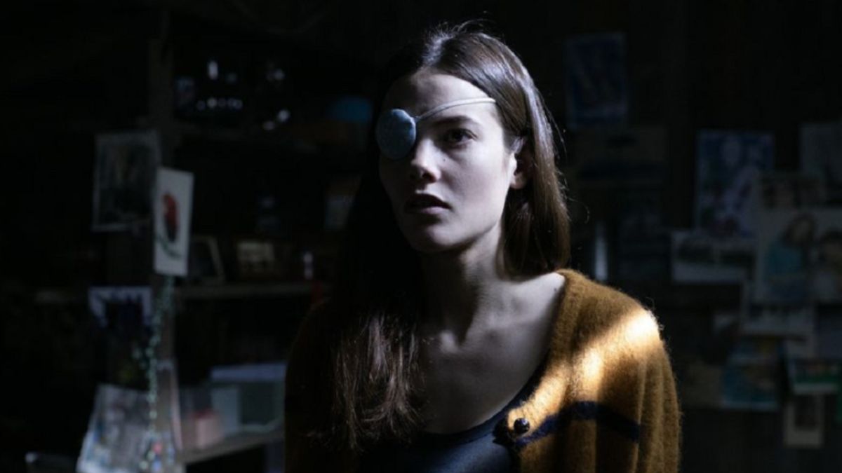 The Girl in the Mirror. Imagine: personaj principal