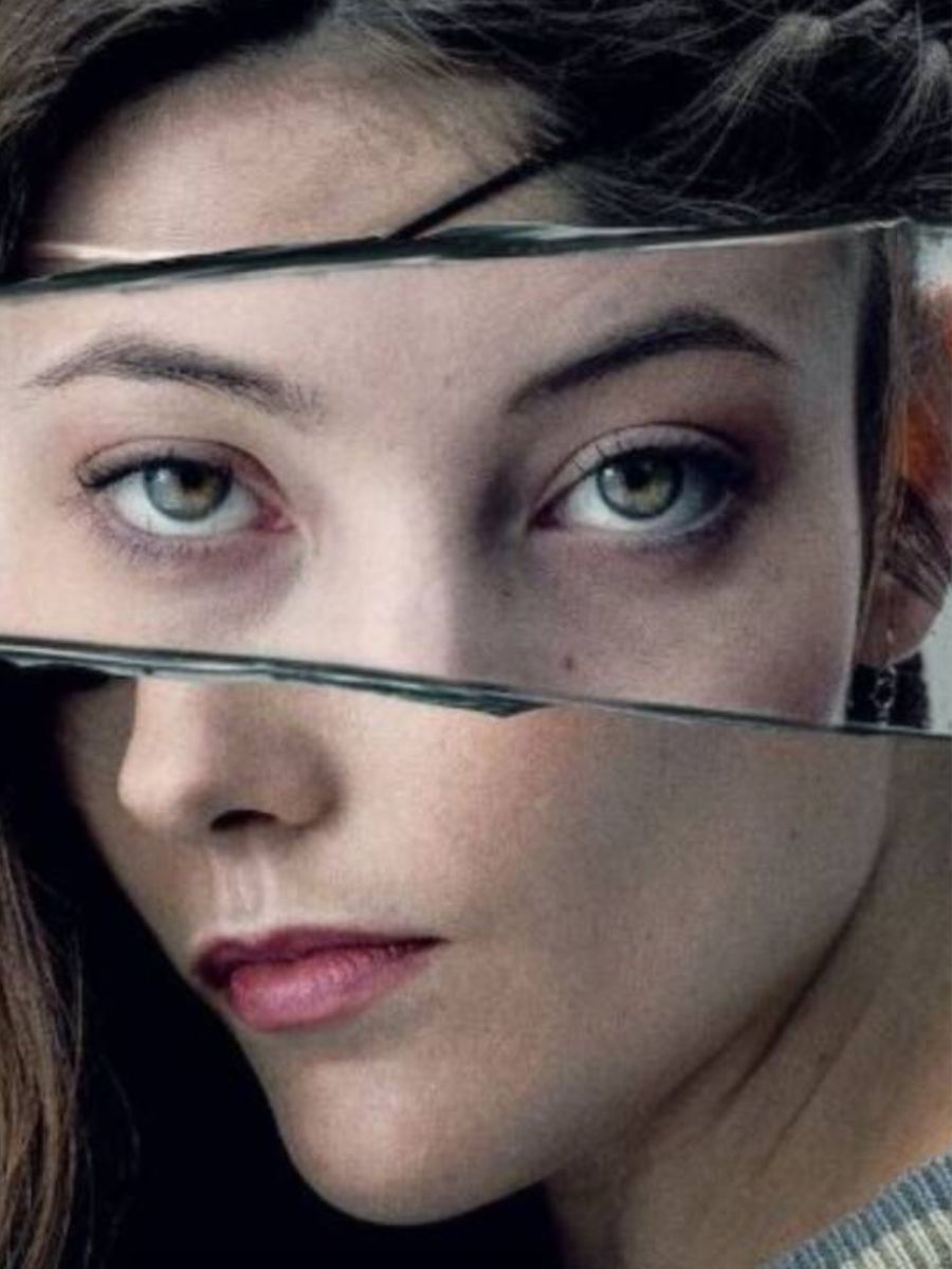 The Girl in the Mirror. Imagine: personaj principal