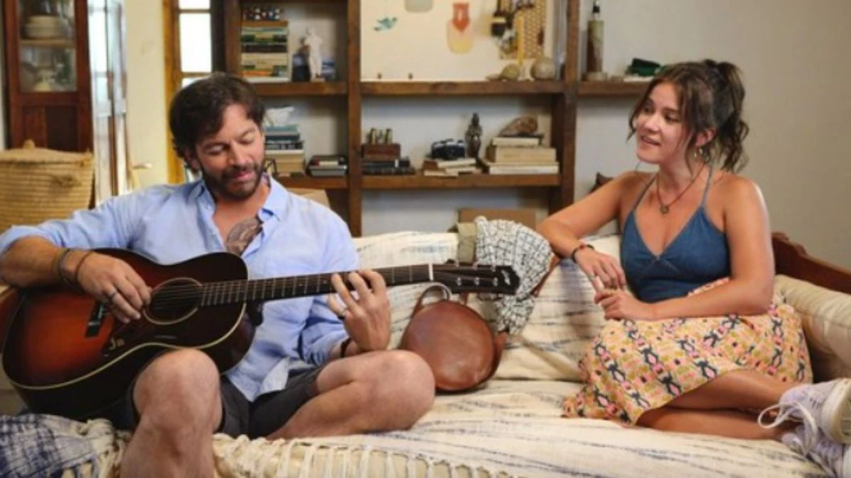 „Find Me Falling – O insulă unde te îndrăgostești” e un film, o producție originală Netflix, la granița dintre comedie romantică și musical.