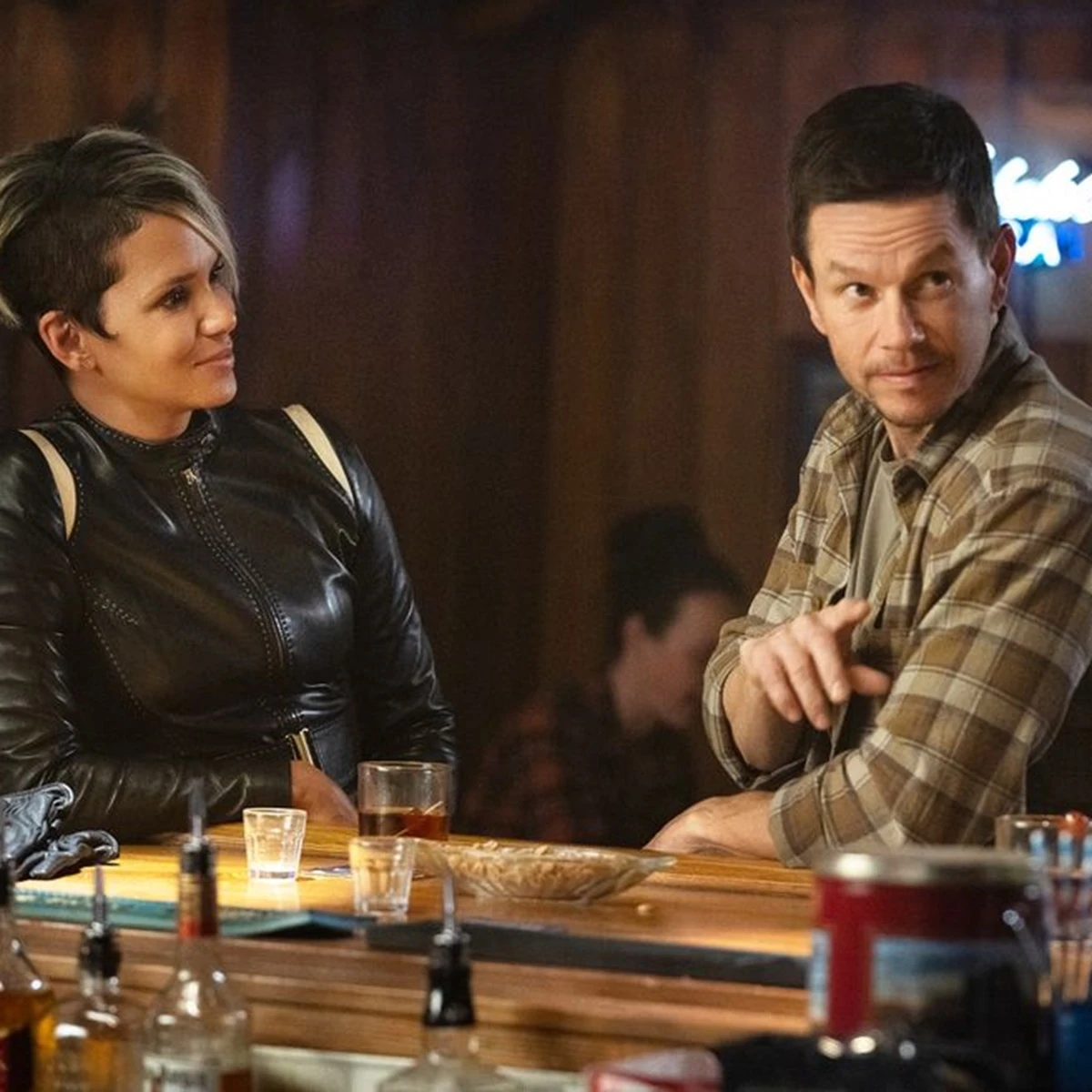The Union: comedia de acțiune savuroasă este o bijuterie pe Netflix. Cu Halle Berry și Mark Wahlberg într-o formă de zile mari.