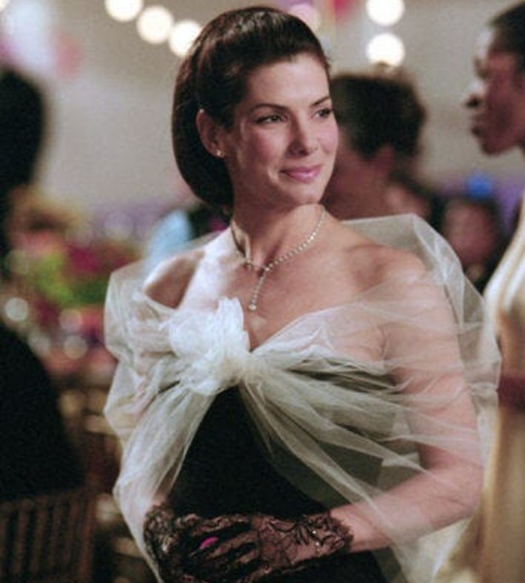 Dragoste cu preaviz (2002) — comedia care dovedește că cea mai bună iubire poate începe dintr-o demisie. În imagine: Sandra Bullock