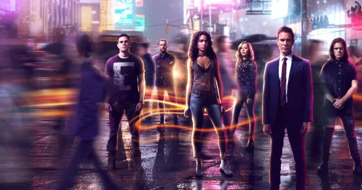 Travelers este un thriller SF captivant în care conștiința unor oameni dintr-un viitor aflat în pragul colapsului este trimisă în prezent, preluând corpurile unor persoane aflate în ultimele clipe de viață pentru a schimba cursul istoriei, în timp ce fiecare „călător” trebuie să ducă o viață dublă, să respecte reguli stricte și să ia decizii imposibile, într-o cursă contracronometru în care orice greșeală poate condamna întreaga omenire.