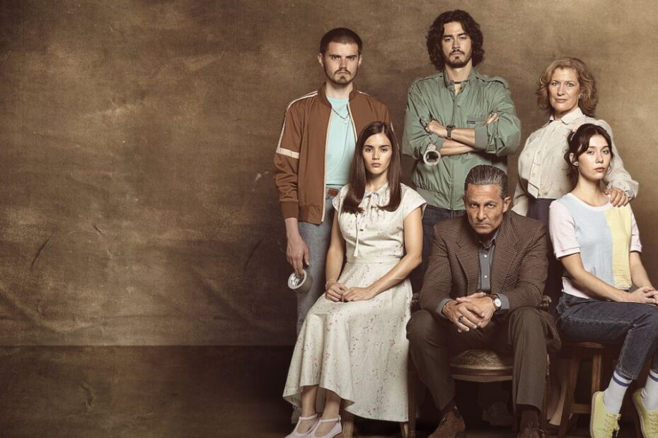 Secretul familiei Greco, serialul inspirat dintr-un caz real de răpiri din Argentina anilor '80, este acum disponibil pe Netflix. O familie aparent ireproșabilă răpește oameni bogați din propriul cerc social pentru a-și menține statutul — cu Fernando Colunga în rolul principal.