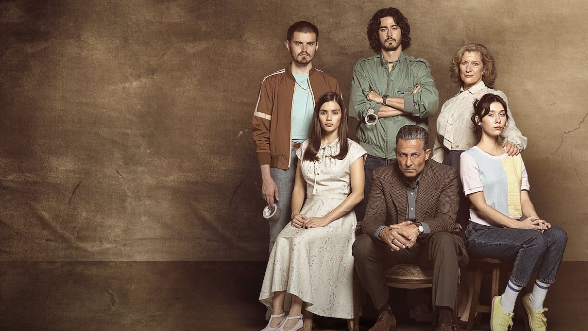 Secretul familiei Greco, serialul inspirat dintr-un caz real de răpiri din Argentina anilor '80, este acum disponibil pe Netflix. O familie aparent ireproșabilă răpește oameni bogați din propriul cerc social pentru a-și menține statutul — cu Fernando Colunga în rolul principal.