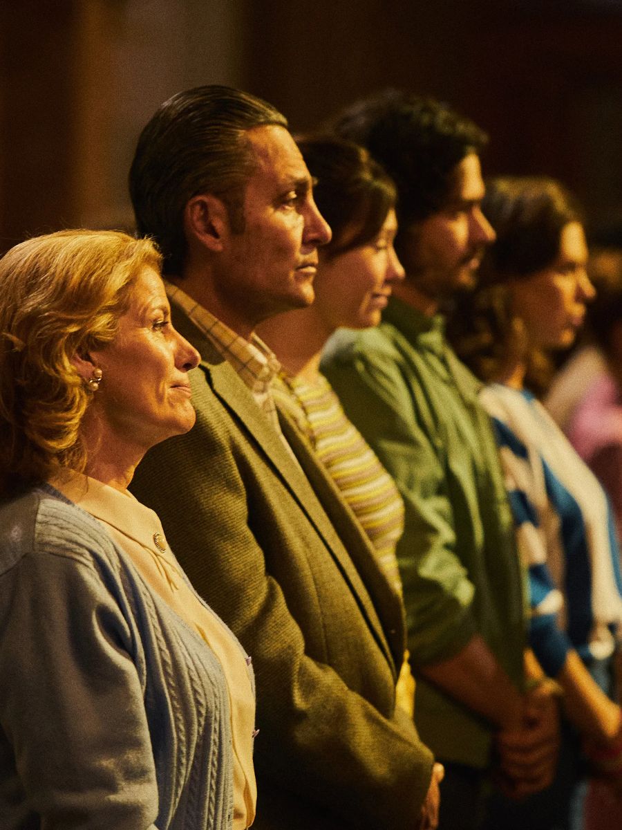 Secretul familiei Greco, serialul inspirat dintr-un caz real de răpiri din Argentina anilor '80, este acum disponibil pe Netflix. O familie aparent ireproșabilă răpește oameni bogați din propriul cerc social pentru a-și menține statutul — cu Fernando Colunga în rolul principal.