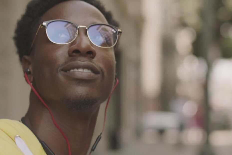 Două lumi străine Netflix. Moare mereu în aceeași zi, ucis de același polițist: scurtmetrajul cu Joey Bada$$ premiat cu Oscar