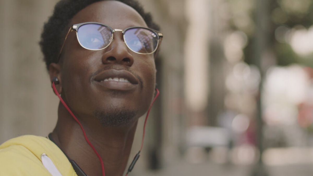 Două lumi străine Netflix. Moare mereu în aceeași zi, ucis de același polițist: scurtmetrajul cu Joey Bada$$ premiat cu Oscar
