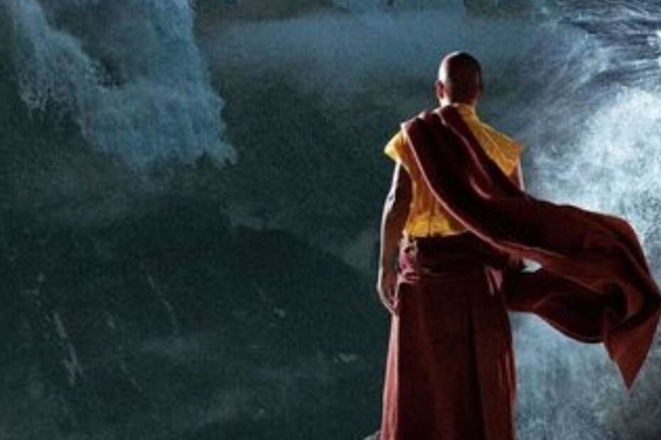 Călugăr în fața unui val uriaș, imagine promoțională pentru filmul 2012