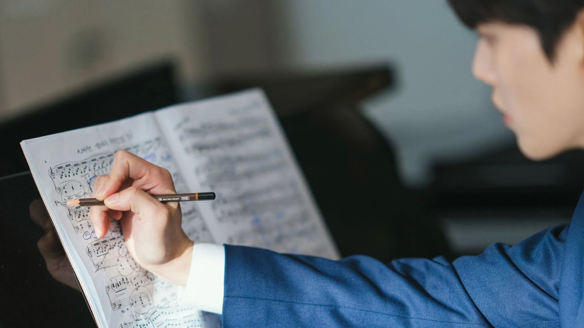 Four Hands, Two Sonatas (Titlu în limba română este Patru mâini, două sonate)