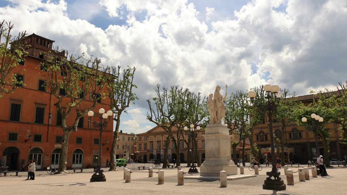Piazza Napoleone, Lucca