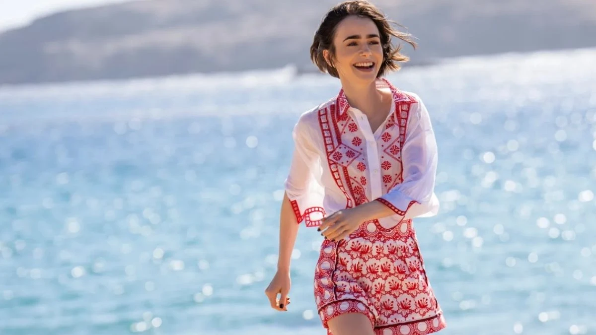 La sesta stagione di Emily in Paris, uno dei gioiellini di Netflix, sarà l'epilogo di questa storia deliziosa divenuta un cult generazionale.