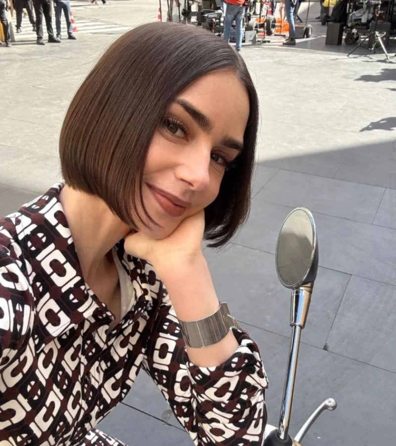 Cel de-al șaselea sezon din Emily in Paris — una dintre bijuteriile Netflix — va marca finalul acestei povești încântătoare, care a devenit un fenomen cult pentru o întreagă generație.