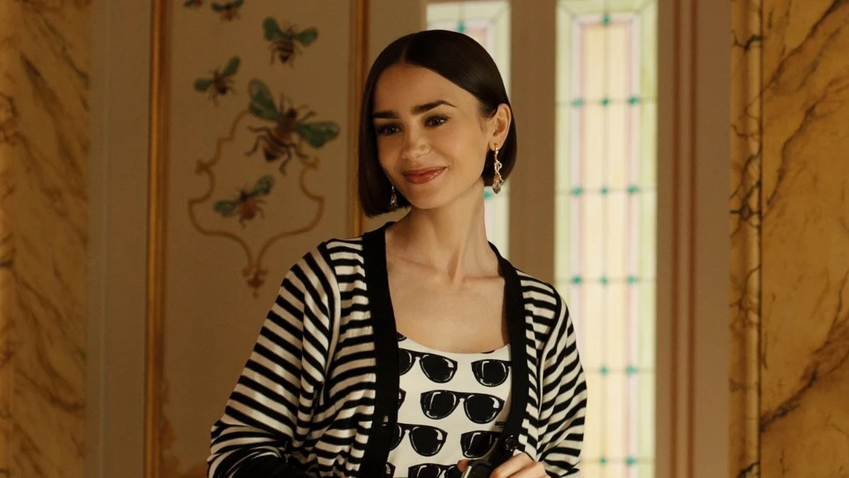 Cel de-al șaselea sezon din Emily in Paris — una dintre bijuteriile Netflix — va marca finalul acestei povești încântătoare, care a devenit un fenomen cult pentru o întreagă generație.