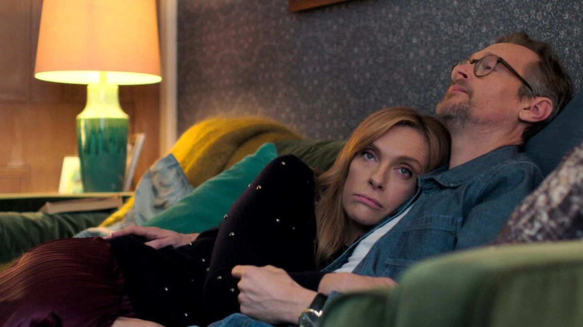 Dor de ducă Netflix. În imagine: Toni Collette și Steven Mackintosh