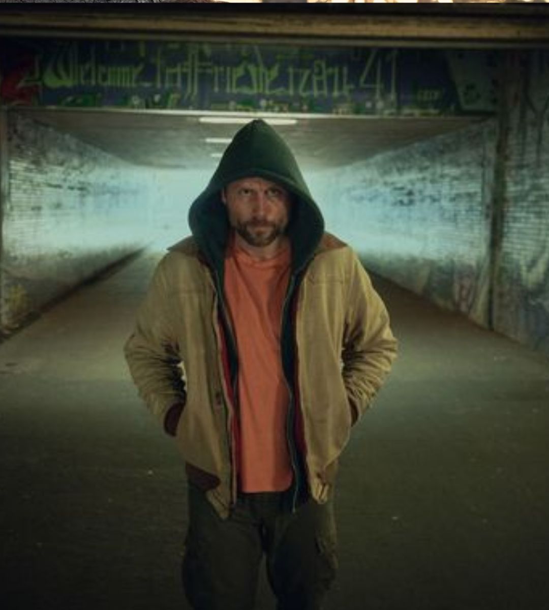 Câinele adormit Sleeping Dog. În imagine: Max Riemelt