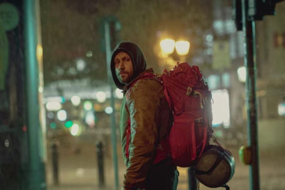 Câinele adormit serial german Netflix, în imagine: Max Riemelt.