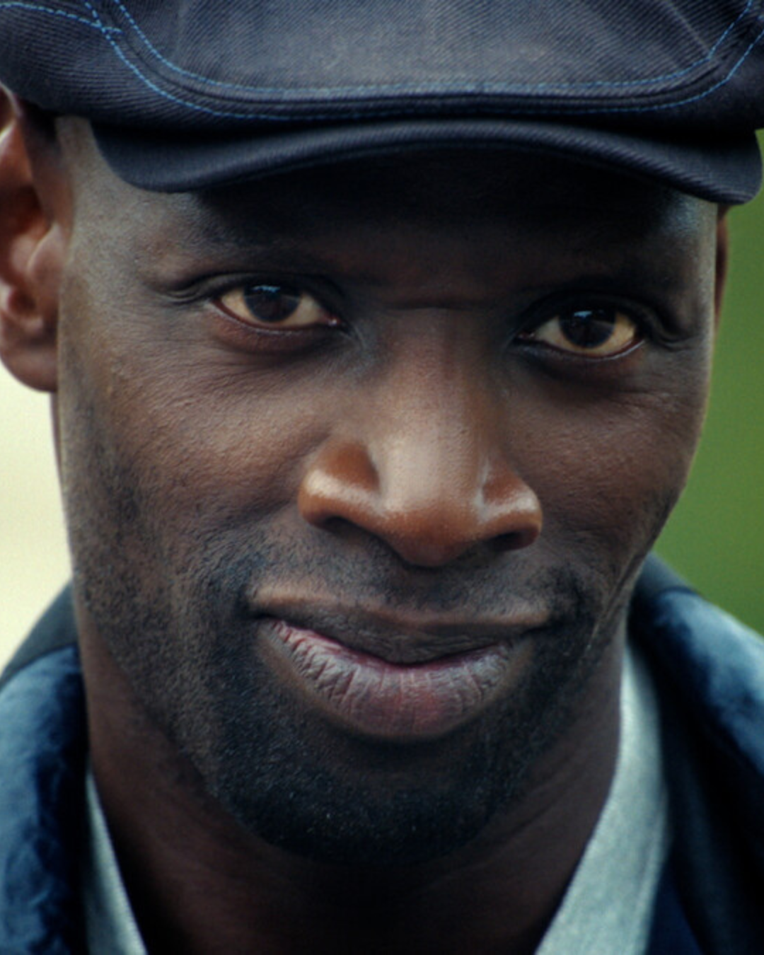 Portret vertical al lui Omar Sy în rolul lui Assane Diop din Lupin, partea 4