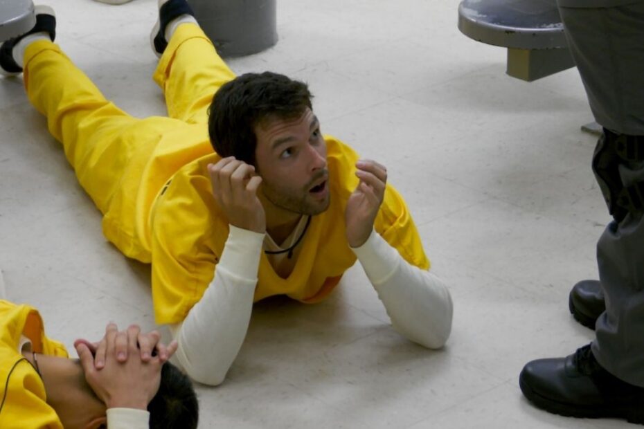 Participant în uniformă galbenă, în Noul experiment Stanford de pe Netflix