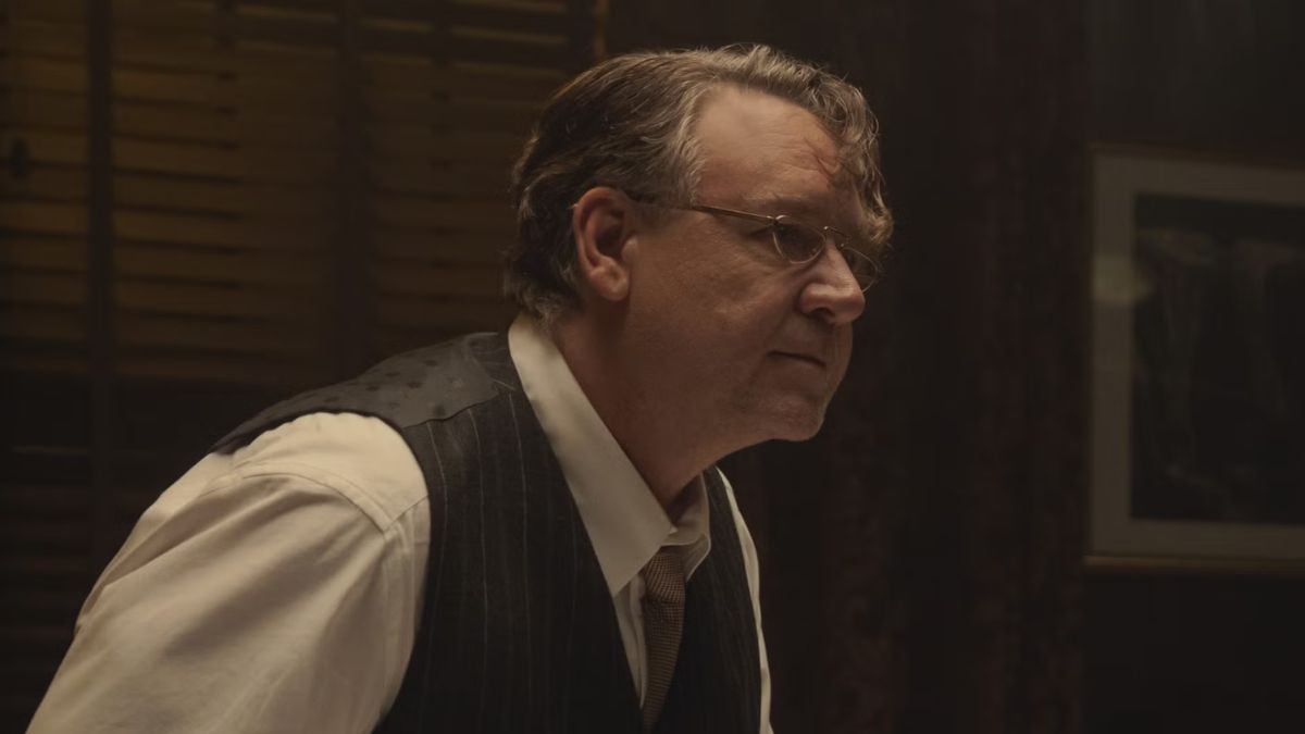Russell Crowe în rolul profesorului Henry Murray în Unabomber, thrillerul psihologic de pe Netflix.