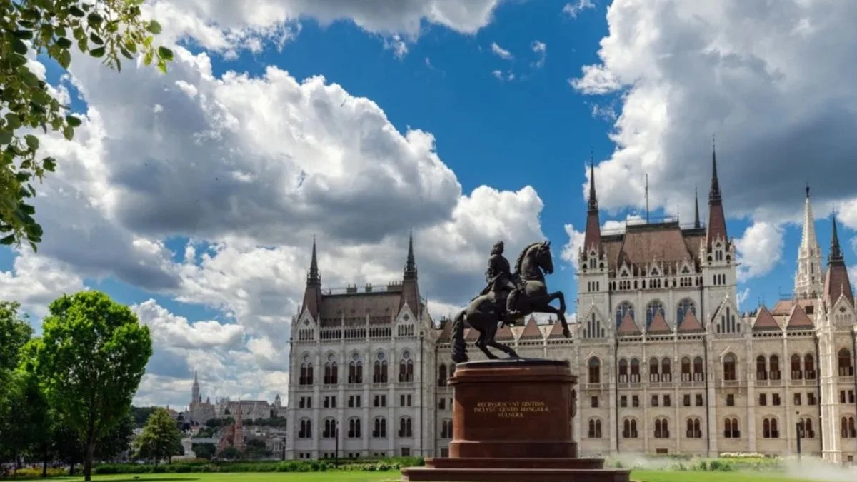 Sezonul 5 din „Fauda” mută acțiunea la Marsilia, însă Budapesta este cea care, în realitate, substituie unele dintre locațiile orașului francez.