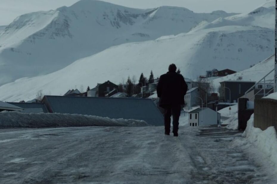 Fascinația genului Nordic Noir provine și din atmosferele reci, comunitățile izolate, crimele și investigațiile care transformă peisaje aparent liniștite în locuri pline de tensiune.