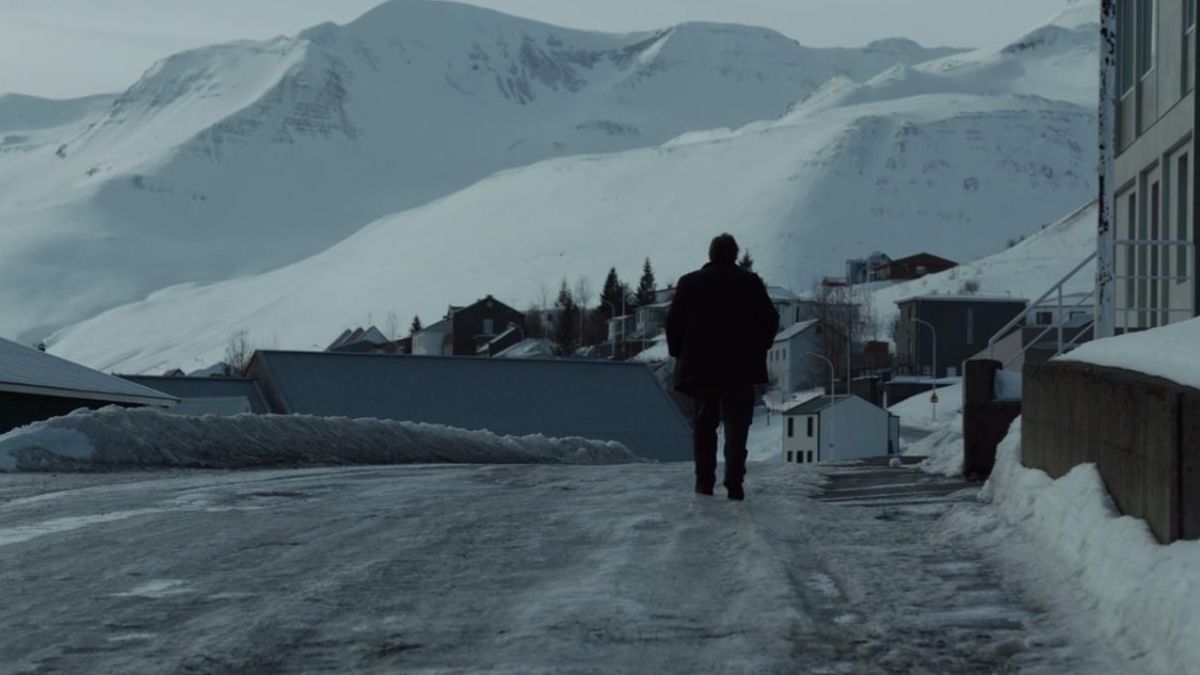 Fascinația genului Nordic Noir provine și din atmosferele reci, comunitățile izolate, crimele și investigațiile care transformă peisaje aparent liniștite în locuri pline de tensiune.
