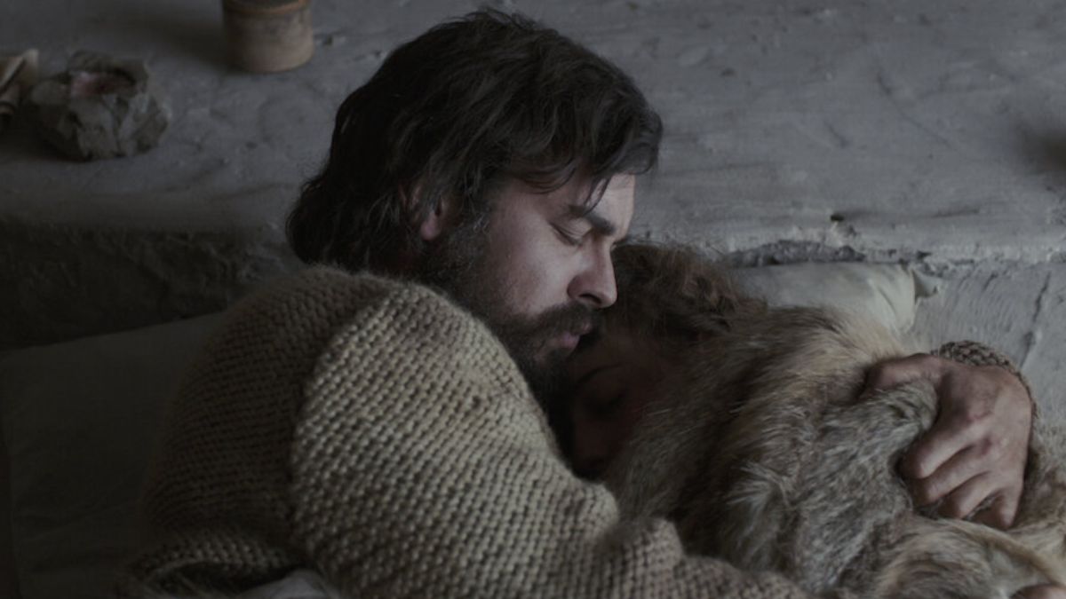Trăiește singur într-un sat abandonat și coboară în vale doar pentru a vinde piei. Filmul spaniol de pe Netflix cu Mario Casas