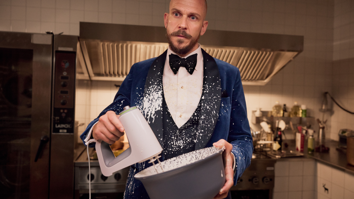 Gustaf Skarsgård cu un bol și un mixer în filmul Furtuna