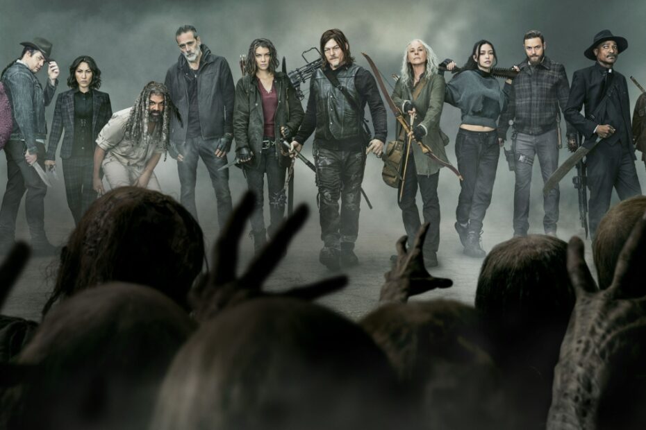Personajele din The Walking Dead înfruntă o mulțime de zombi, în imaginea promoțională AMC
