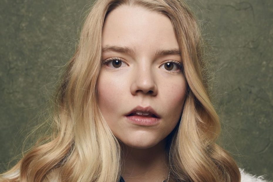 Anya Taylor-Joy în rolul lui Beth Harmon din miniseria Netflix Gambitul damei