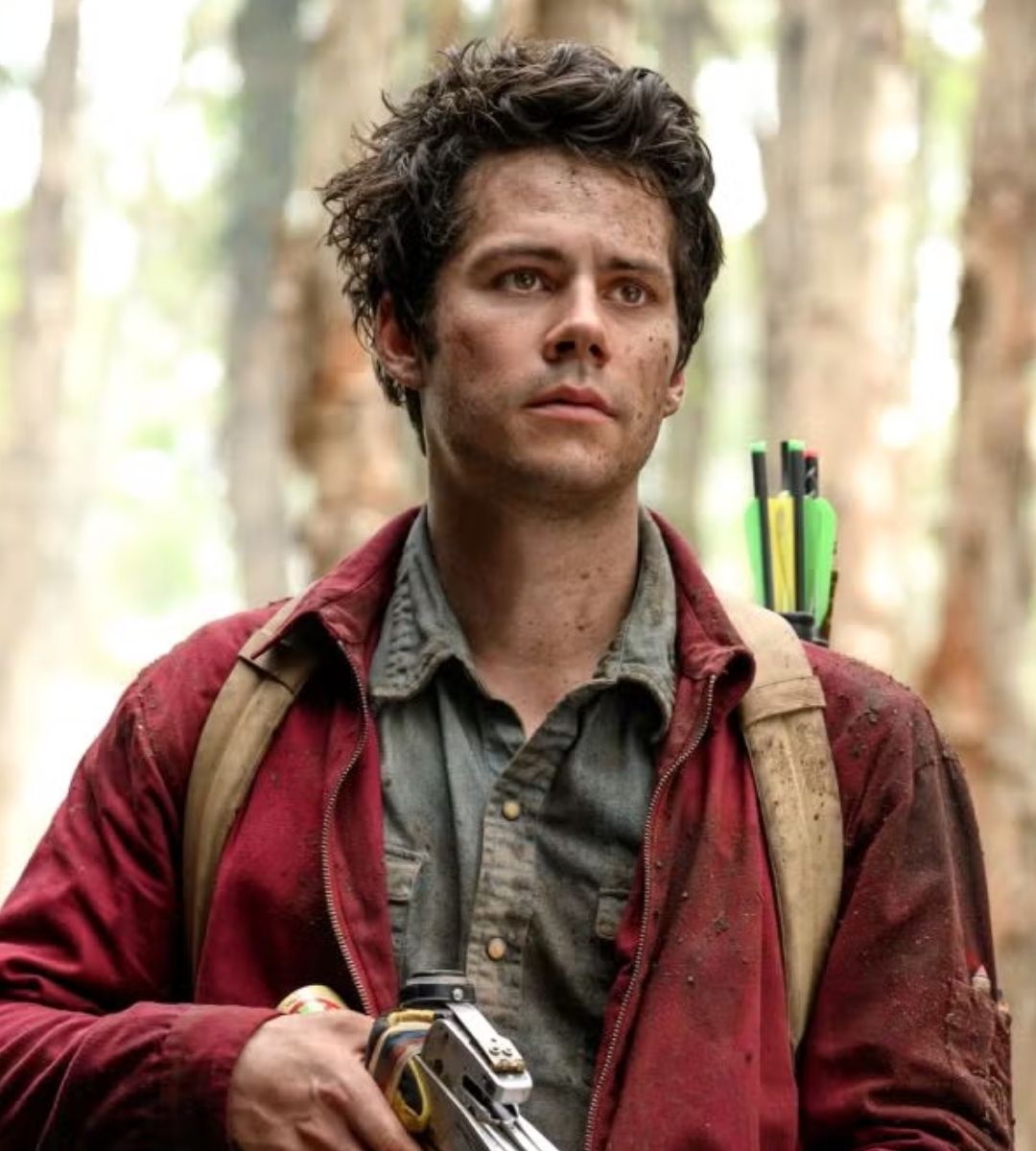 Dylan O’Brien în rolul lui Joel, cu rucsac și arbaletă, în filmul Dragoste și monștri