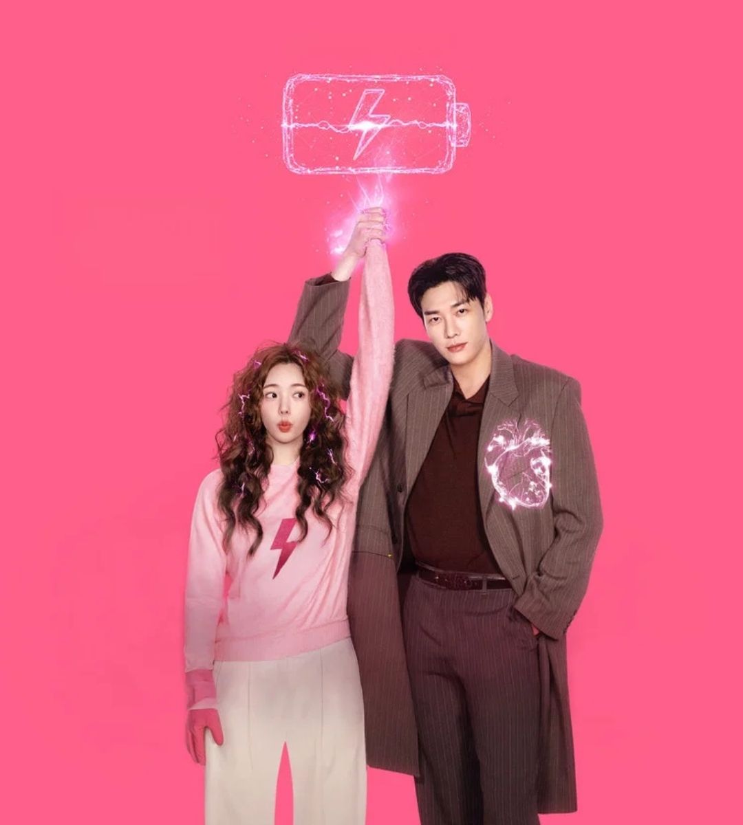 Kim Young-kwang și Chae Soo-bin, protagoniștii serialului romantic sud-coreean „Iubire electrizantă” de pe Netflix, pe un fundal roz, cu simboluri electrice și o inimă luminoasă.